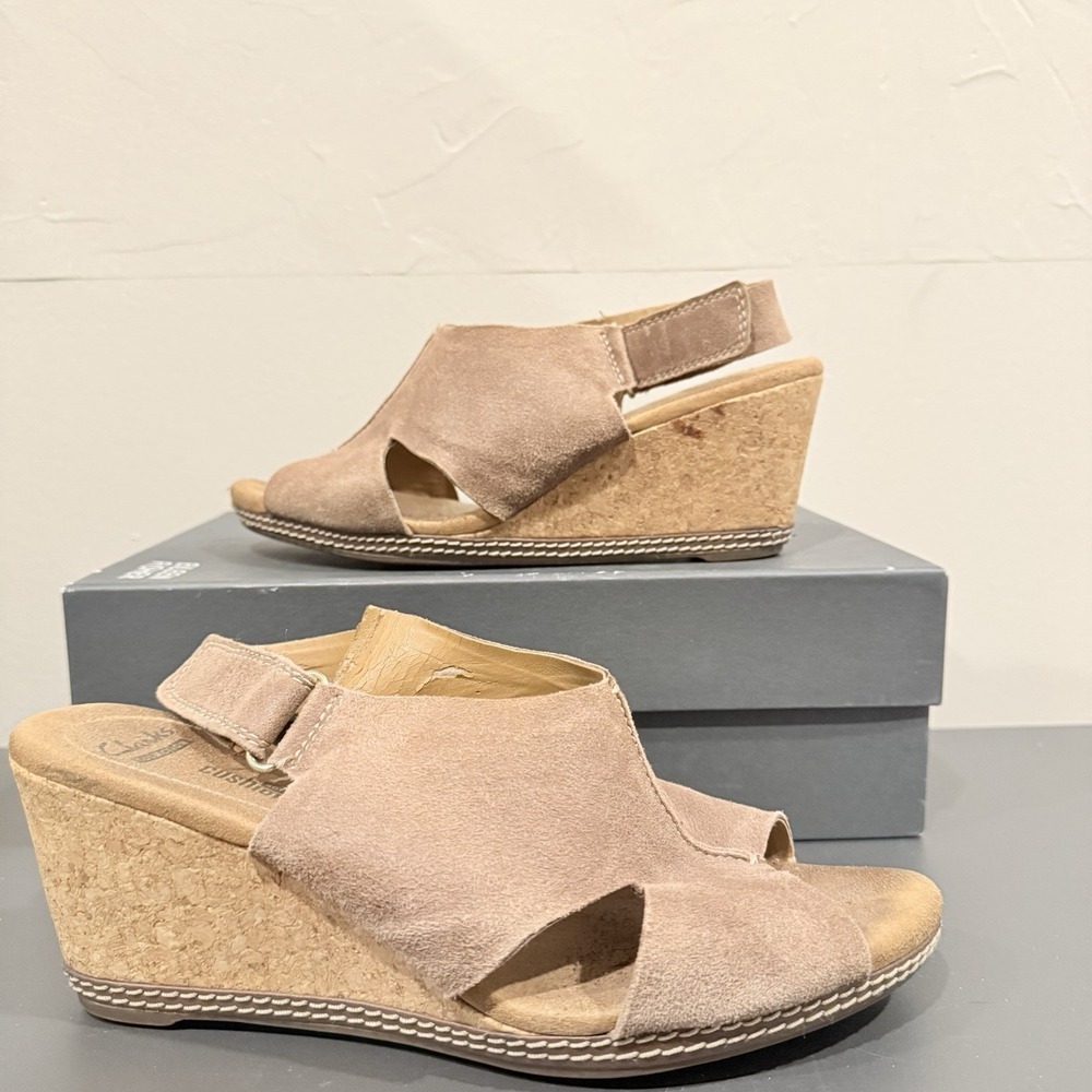 Clarks Collection Women's Beige Suede Ankle Strap Open Toe Wedge Sandals Sze 9.5